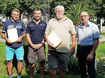 Treue Mitglieder ehrte der Verein Bad Kissinger K&ouml;che (von links): Erich Matejsek (40-j&auml;hrige Mitgliedschaft), Vorsitzender Herr Alexander Mathes, Joachim Kretschmer (50-J&auml;hrige Mitgliedschaft) und Vorsitzender Michael Seufert, es fehlt Emil Wehner (50 Jahre Mitglied)  Foto: Seufert