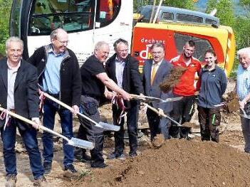 Beim ersten Spatenstich (von links): Dechant-Bauleiter Richard Göhl, Michael Schlie, Werner Eberhard und Siegfried Küspert von der Naturbühne, Landrat Klaus Peter Söllner, Baggerführer Patrick Möser und Auszubildende Lisa Hartenstein sowie Alois Dechant Foto: Dieter Hübner
