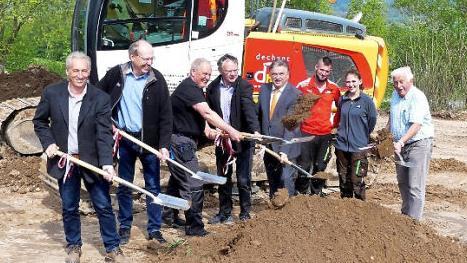 Beim ersten Spatenstich (von links): Dechant-Bauleiter Richard Göhl, Michael Schlie, Werner Eberhard und Siegfried Küspert von der Naturbühne, Landrat Klaus Peter Söllner, Baggerführer Patrick Möser und Auszubildende Lisa Hartenstein sowie Alois Dechant Foto: Dieter Hübner