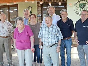 Albert Schmitt (vorne rechts) feierte 85. Geburtstag. Mit im Bild Ehegattin Maria (vorne links), Tochter Silvia Dressel (daneben) und Bürgermeister Hans Pietz (hinten Vierter von links) mit weiteren Gratulanten Foto: K.- H. Hofmann