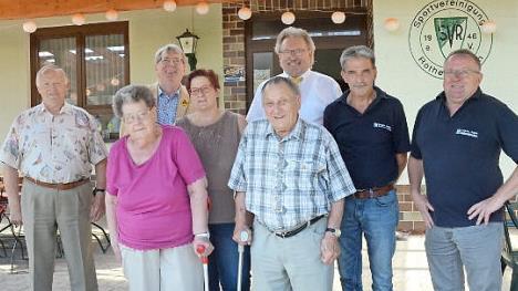Albert Schmitt (vorne rechts) feierte 85. Geburtstag. Mit im Bild Ehegattin Maria (vorne links), Tochter Silvia Dressel (daneben) und Bürgermeister Hans Pietz (hinten Vierter von links) mit weiteren Gratulanten Foto: K.- H. Hofmann