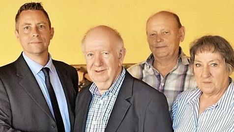 Der Ehrenvorsitzende G&uuml;nther D&uuml;tsch und seine Frau Ingrid bedankten sich beim scheidenden Vorsitzenden Christoph J.G. Hetzel f&uuml;r dessen ehrenamtlichen Einsatz in den vergangenen Jahren. Foto: privat