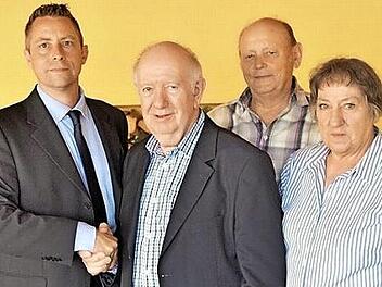 Der Ehrenvorsitzende G&uuml;nther D&uuml;tsch und seine Frau Ingrid bedankten sich beim scheidenden Vorsitzenden Christoph J.G. Hetzel f&uuml;r dessen ehrenamtlichen Einsatz in den vergangenen Jahren. Foto: privat