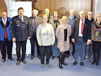 Zufriedene Gesichter nach der Spendenübergabe in der VR Bank Oberfranken Mitte mit Bereichsdirektor Gerhard Zettel (rechts) Foto: privat