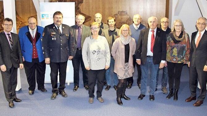 Zufriedene Gesichter nach der Spendenübergabe in der VR Bank Oberfranken Mitte mit Bereichsdirektor Gerhard Zettel (rechts) Foto: privat