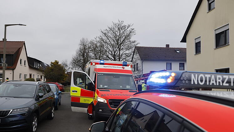 Fürth: Brand in Wohnhaus - Feuerwehr rettet Frau aus Gebäude