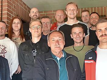 Die neue Vorstandschaft des FC Teutonia Haßlach mit (vorne von links) Bürgermeister Rainer Detsch, Ehrenmitglied Rudi Schwarz und dem neuen Vorsitzender Erik Noah Wagner