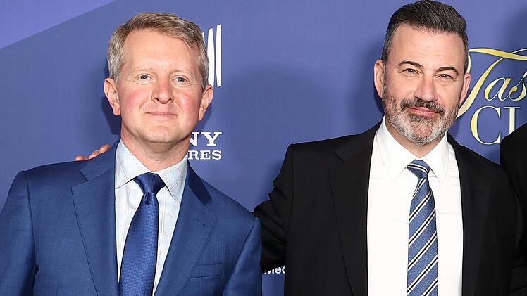 Damon trat gemeinsam mit dem Moderator Ken Jennings (links) an, der die Millionen-Frage beantworten konnte. Late-Night-Talker Jimmy Kimmel moderierte die Sendung.