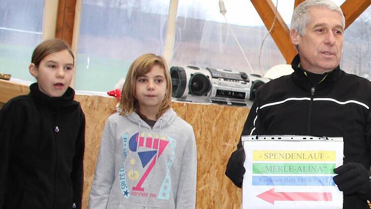 Reinhold Klein (rechts) organisierte auch einen Sponsorenlauf, der am Haus der kleine Merle vorbei führte.