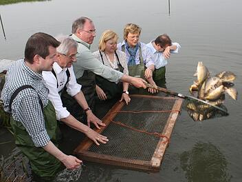 Die Europaabgeordneten ließen Setzlinge ins Wasser: v.l. Martin Kastler, Albert Deß, Günter Gabsteiger, Gabriele Schmidt, Monika Hohlmeier, Hans Herold  Fotos: Sonja Werner