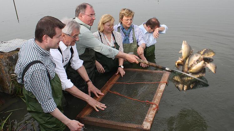 Die Europaabgeordneten ließen Setzlinge ins Wasser: v.l. Martin Kastler, Albert Deß, Günter Gabsteiger, Gabriele Schmidt, Monika Hohlmeier, Hans Herold  Fotos: Sonja Werner