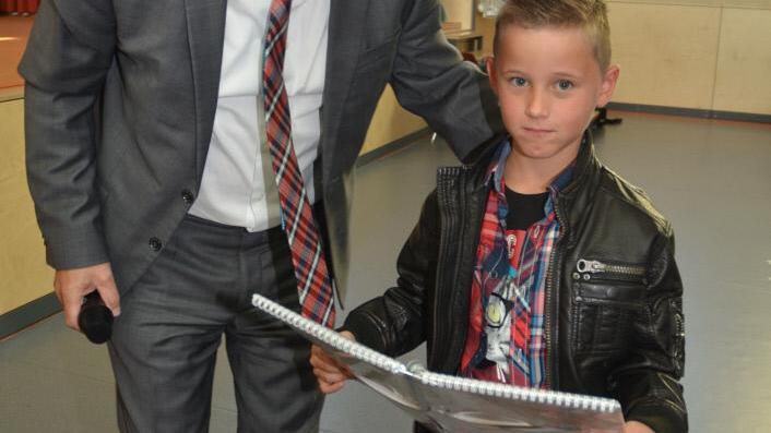 Tim Weißerth durfte stellvertretend für die Erstklässler als Geschenk einen Kalender von Bürgermeister Detsch annehmen.