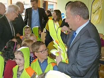 Landrat Thomas Bold half beim Verteilen der Sicherheitswesten, die der ADAC gestiftet hat. Foto: privat