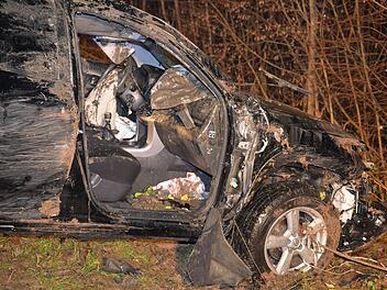 Am Freitagmorgen kam der Fahrer des Geländewagens auf der Verbindungsstraße zwischen Breitengüßbach und Zückshut von der Fahrbahn ab und rutschte in einen Wassergraben. Der Fahrer konnte nur noch tot geborgen werden.  Foto: Ronald Rinklef