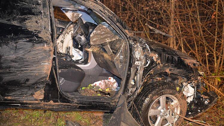 Am Freitagmorgen kam der Fahrer des Geländewagens auf der Verbindungsstraße zwischen Breitengüßbach und Zückshut von der Fahrbahn ab und rutschte in einen Wassergraben. Der Fahrer konnte nur noch tot geborgen werden.  Foto: Ronald Rinklef