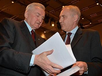Der alte (Helmuth Jungbauer, li.) und der neue Vorsitzende (Heiner Kemmer) des Vereins "Freunde der Bamberger Symphoniker". Foto: Ronald Rinklef