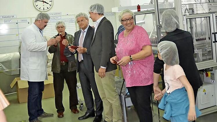 Jung und alt nahmen an den Betriebsf&uuml;hrungen teil. Auch B&uuml;rgermeister Rainer Detsch (Dritter von links) war von den Technologien und Innovationen beeindruckt, die Technischer Leiter Siegfried Pfadenheuer (links), gesch&auml;ftsf&uuml;hrender Gesellschafter Wolfgang Wondra (Vierter von links) und Betriebsratsvorsitzende Elisabeth Williams (rechts) vorstellten.  Foto: Karl-Heinz Hofmann
