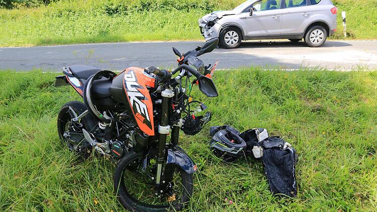 Am Montagnachmittag ist es auf der Staatsstraße 2241 bei Hiltpoltstein (Landkreis Forchheim) zu einem Zusammenstoß zwischen einem Motorrad und einem Auto gekommen. Foto: News5/Merzbach