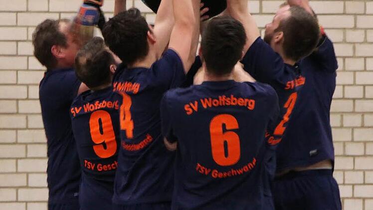 Sportbündnis-Cup-Sieger SG Geschwand/Wolfsberg II lässt seinen Torhüter und Neunmeter-Killer Patrick Grellner hochleben.