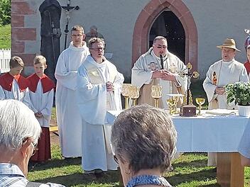 In Konzelebration am Altar (v. l.): Christian Weinecke, Oliver Schütz, Michael Gehret, Alfred Beißer