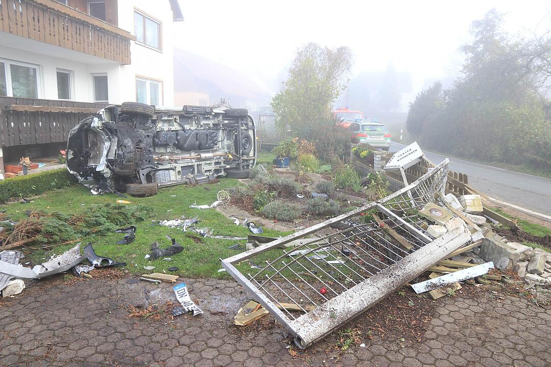 Landkreis Forchheim: Transporter landet in Garten