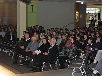 Ralf Guntermann (l.) hatte eine Aula voller interessierter Zuhörer. Foto: Ulla Rosensteiner