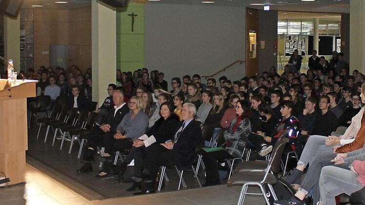 Ralf Guntermann (l.) hatte eine Aula voller interessierter Zuhörer. Foto: Ulla Rosensteiner