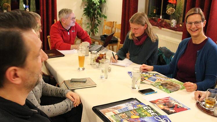 Mit ihren Druckerzeugnissen und Werbemitteln  will  Eberns Tourismus- und Werbegemeinschaft das Interesse an der Stadt verstärken, wie die Vorsitzenden Christina Seebach-Künzel (rechts) und Frank Schilling (links) herausstellten.  Fotos: Ralf Kestel