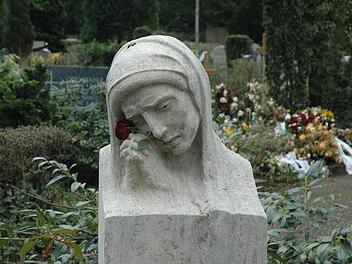 Eindrücke von  Umgebung und Friedhof der umgebauten Aussegnungshalle. Foto: Edwin Meißinger