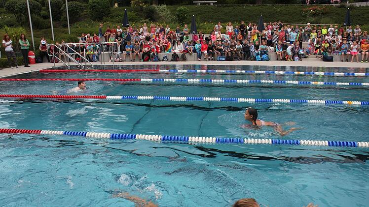 Zum Abschluss des DLRG-Pilotprojekts "Sicheres Schwimmen", an dem 437 Kinder teilgenommen hatten, maßen sich die  Schüler der Grundschulen aus Alten- und Burgkunstadt sowie Weismain im Freibad Burgkunstadt in einer 8x25-Meter-Staffel.Foto: Stephan Stöckel