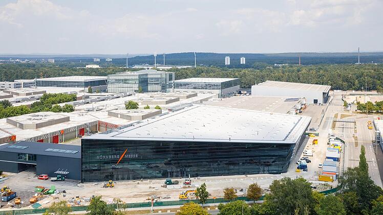 Blick auf das Nürnberger Messegelände und die künftige Halle 3 C (vorne): Der Bau dieses von der 2016 verstorbenen Architektin Zaha Hadid geplanten neuen Schmuckstücks steckt in den letzten Zügen. Anfang November soll die Halle schon genutzt werden.  Foto: Heiko Stahl/Nürnberg-Messe