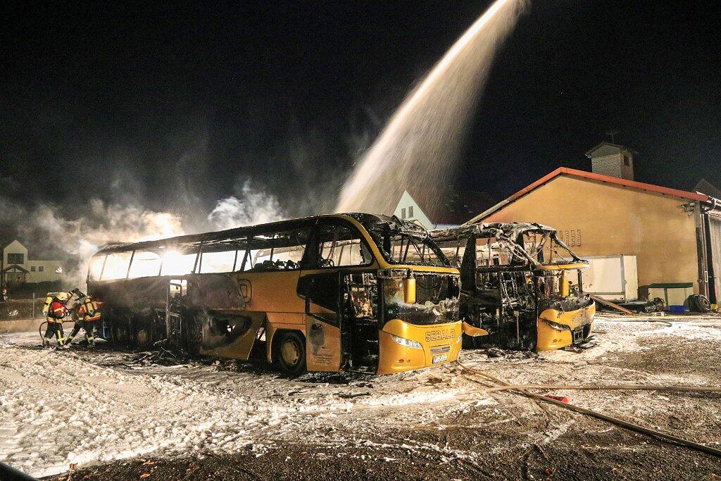 Großbrand bei Busunternehmen in Oberfranken