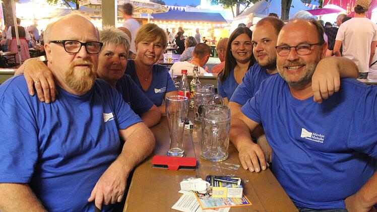 Thomas Bär, Sonja Großmann, Nadja Heinze, Christina Koch und Pierre Bär (von links) haben in Markus Matejka (rechts) einen Chef, der viel vom Tag der Betriebe hält. Fotos: Markus Häggberg
