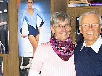 Im Büro ihres Eigenheims basteln Uschi und Helmut Liebkopf derzeit an einer umfangreichen Chronik für den TV 1848 Coburg.  Foto: Norbert Karbach