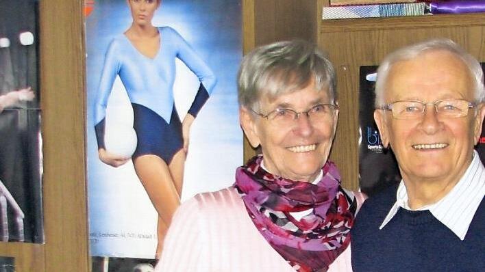 Im Büro ihres Eigenheims basteln Uschi und Helmut Liebkopf derzeit an einer umfangreichen Chronik für den TV 1848 Coburg.  Foto: Norbert Karbach