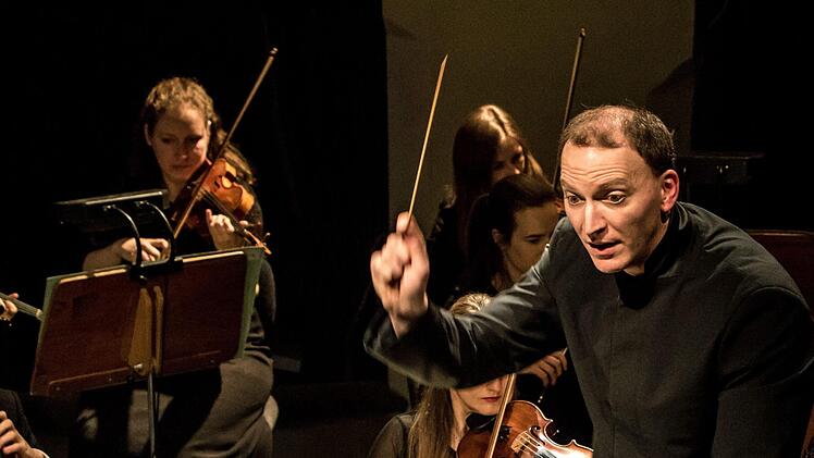 Als GMD-Kandidat dirigierte Moritz Gnann ein anspruchsvolles Programm im Landestheater. Umjubelter Solist im Violinkonzert von Igor Strawinsky war Coburgs Konzertmeister Martin Emmerich.Foto_Jochen Berger