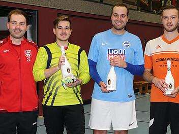 Turnierleiter Frank Hagel zeichnete mit Luca Endres (SV Heilgersdorf) den besten Torwart, mit Jonas Ludewig (SF Unterpreppach) den Torschützenkönig und mit Florian Pecht (TSV Pfarrweisach) den besten Spieler des Eberner Wintercups aus.  Fotos: Wolfgang Dietz