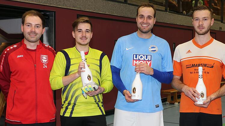 Turnierleiter Frank Hagel zeichnete mit Luca Endres (SV Heilgersdorf) den besten Torwart, mit Jonas Ludewig (SF Unterpreppach) den Torschützenkönig und mit Florian Pecht (TSV Pfarrweisach) den besten Spieler des Eberner Wintercups aus.  Fotos: Wolfgang Dietz