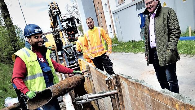 Im Zeitplan liegen die Bauarbeiten zur Ert&uuml;chtigung der Wasserversorgungsanlage von Harsdorf. Derzeit ist die Firma Krumpholz dabei, einen Teilabschnitt in der Hettersreuther Stra&szlig;e zu erneuern. B&uuml;rgermeister G&uuml;nther H&uuml;bner &uuml;berzeugt sich hier vom Fortgang der Arbeiten.