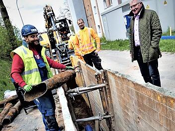 Im Zeitplan liegen die Bauarbeiten zur Ertüchtigung der Wasserversorgungsanlage von Harsdorf. Derzeit ist die Firma Krumpholz dabei, einen Teilabschnitt in der Hettersreuther Straße zu erneuern. Bürgermeister Günther Hübner überzeugt sich hier vom Fortgang der Arbeiten.