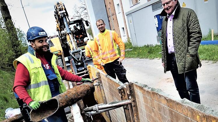 Im Zeitplan liegen die Bauarbeiten zur Ertüchtigung der Wasserversorgungsanlage von Harsdorf. Derzeit ist die Firma Krumpholz dabei, einen Teilabschnitt in der Hettersreuther Straße zu erneuern. Bürgermeister Günther Hübner überzeugt sich hier vom Fortgang der Arbeiten.