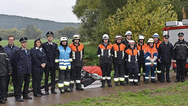 Die Teilnehmer der Leistungspr&uuml;fung mit (von links) J&uuml;rgen Sliwinski (Schiedsrichter), B&uuml;rgermeister J&uuml;rgen G&auml;belein, Gerd Riedel (Sachbearbeiter Feuerwehr), Julia Frohna und Michael G&ouml;ldel (Zweiter und Erster Kommandant FF Trainau) sowie den Schi...