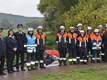 Die Teilnehmer der Leistungspr&uuml;fung mit (von links) J&uuml;rgen Sliwinski (Schiedsrichter), B&uuml;rgermeister J&uuml;rgen G&auml;belein, Gerd Riedel (Sachbearbeiter Feuerwehr), Julia Frohna und Michael G&ouml;ldel (Zweiter und Erster Kommandant FF Trainau) sowie den Schi...