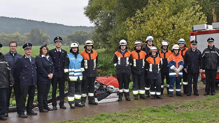 Die Teilnehmer der Leistungspr&uuml;fung mit (von links) J&uuml;rgen Sliwinski (Schiedsrichter), B&uuml;rgermeister J&uuml;rgen G&auml;belein, Gerd Riedel (Sachbearbeiter Feuerwehr), Julia Frohna und Michael G&ouml;ldel (Zweiter und Erster Kommandant FF Trainau) sowie den Schi...