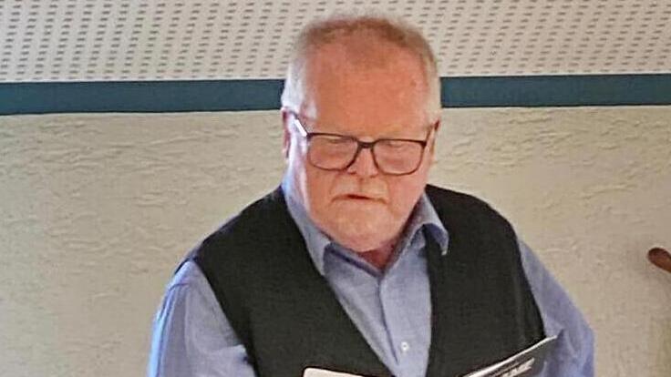 Autorenlesung in der Bücherei Thulba: Eberhard Schellenberger las aus seinem Buch „Deckname Antenne. Als Journalist im Visier der Stasi“.