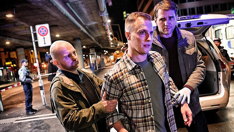 Hauptmann Furrer (Pierre Kiwitt, rechts) und sein Kollege Urs Aeggi (Yves W&uuml;thrich, links) nehmen den des Mordes verd&auml;chtigen Taxifahrer J&uuml;rg Zollinger (Tim Kalkhof) fest. Doch Anwalt Borchert glaubt nicht, dass er der T&auml;ter ist.