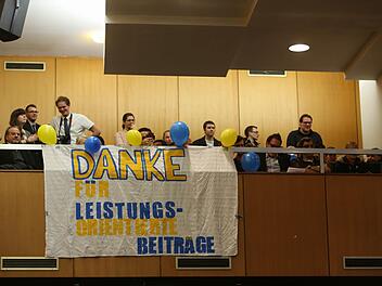 War auf den ersten Blick nicht als Satire zu erkennen:   eine Gruppe von ,FDP-Libellen', die als ,junge Liberale'  dem Wissenschaftsminister  für die  Verteidigung der Studiengebühren applaudierte. Foto: Barbara Herbst