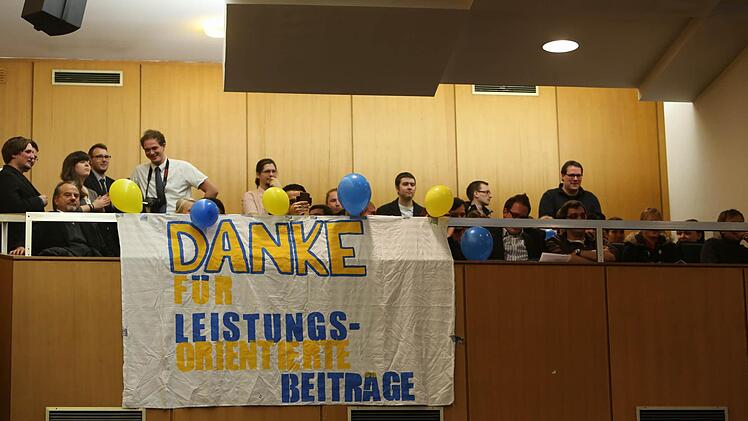 War auf den ersten Blick nicht als Satire zu erkennen:   eine Gruppe von ,FDP-Libellen', die als ,junge Liberale'  dem Wissenschaftsminister  für die  Verteidigung der Studiengebühren applaudierte. Foto: Barbara Herbst