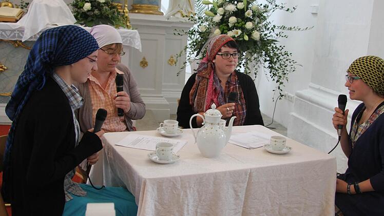 Die CVJM-Mitglieder ließen die Entstehung der Seibelsdorfer Kirche und die aufwendigen Sanierungen vor dem 200. Jubiläum sowie jetzt vor dem 250. Jubiläum mit viel Witz Revue passieren.