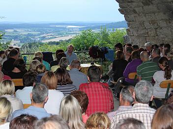 Lesung mit Weit- und Durchblick: Helmut Vorndran im Hochzeits-Gewölbe der Ruine Altenstein vor 100 Zuhörern. Foto: Ralf Kestel